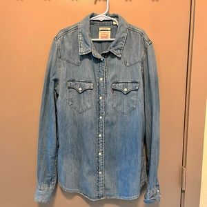 Levi’s Essential Western Denim Shirt, size XS, color Meadium Wash, tailored fit